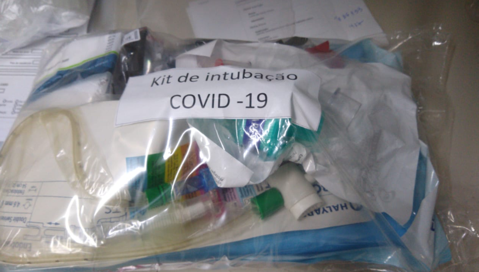 Standardized intubation kit in use in a lean hospital in Brazil